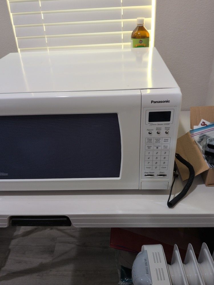 Panasonic "Genius" Microwave - High Power (1250W) Inverter - Large Size