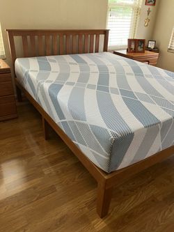 Queen Platform Bed /mattress