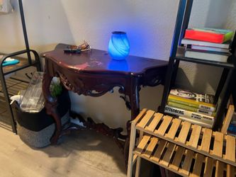 Drawer thing and table.