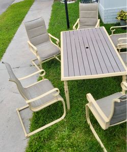 Outdoor set of metal table and 6 chairs! Very good condition. L65xD40xH27”