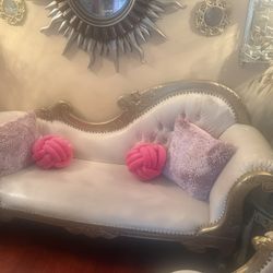 Sofá And Two Chairs 