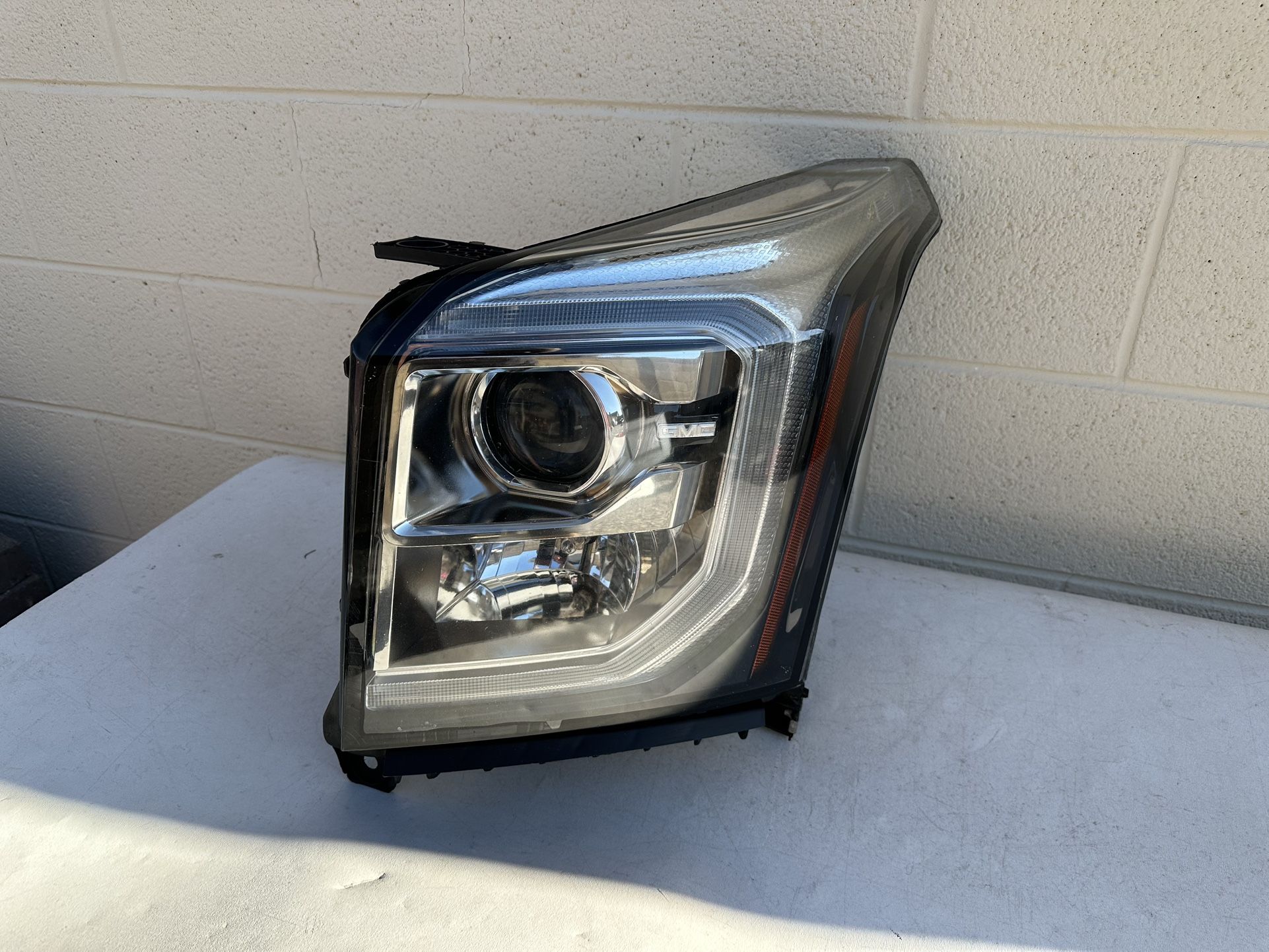 GMC Yukoon Headlight 2015 - 2020, GMC Yukoon Headlamp, OEM ORIGINAL GMC PART, driver side Light