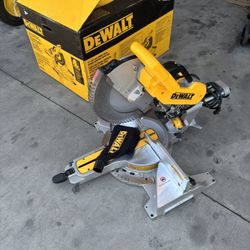 DEWALT 15 Amp Corded 12 in. Double Bevel Sliding Compound Miter Saw with XPS technology, Blade Wrench and Material Clamp