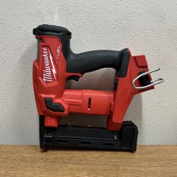 Milwaukee 2749-20 M18 FUEL 18-Volt Lithium-Ion Brushless Cordless 18-Gauge 1/4 in. Narrow Crown Stapler (Tool-Only)
