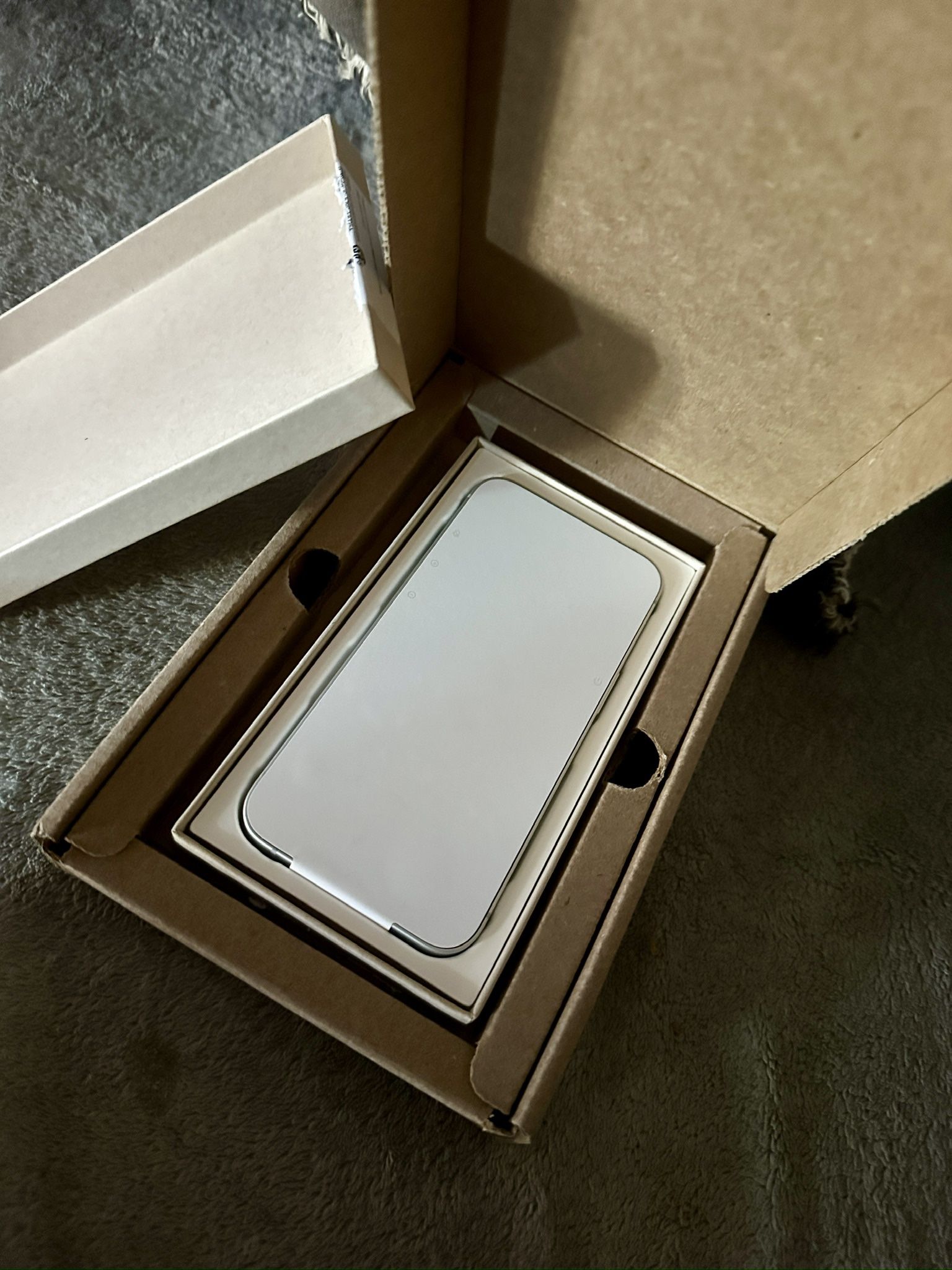 New iPhone 16e 258gb White W/ AI Intelligence