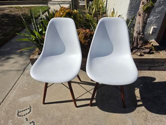 Set of 2 White Shell Chairs with Wood Legs