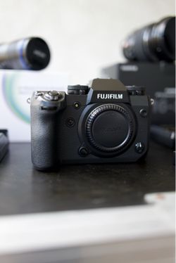 Fujifilm X-H1 Fuji XH1 24.3 MP APS-C sensor Mirrorless Camera 2 lenses