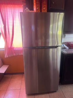 Insignia refrigerator