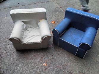 2 small kids chairs! Needs love !!!