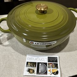 Le Creuset Olive 7.5 Soup Pot/chefs Oven for Sale in Murrieta, CA - OfferUp