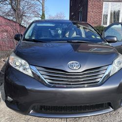 2011 Toyota Sienna  Título Salvaje 108 Mil Millas 