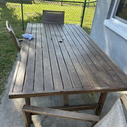 Outdoor Metal Table With 6 Swivel Rocking Chairs In Excellent Condition, 2 Of The 6 Chairs Are Brand New Still In The Box 