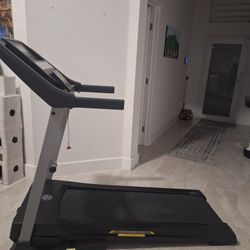 Gold's Gym Trainer 430i Folding Treadmill with Programs – Good Condition