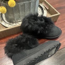 New uggs boots size 5!! Price firm