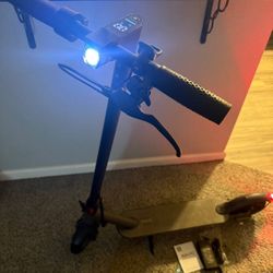 NAVIC T9 Kick Scooter w/ Motor Assist Foldable Lights – Excellent Condition 