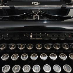 1935 Royal O Portable Typewriter w/ Touch Control