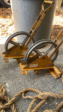 Roof master ladder hoisting wheel