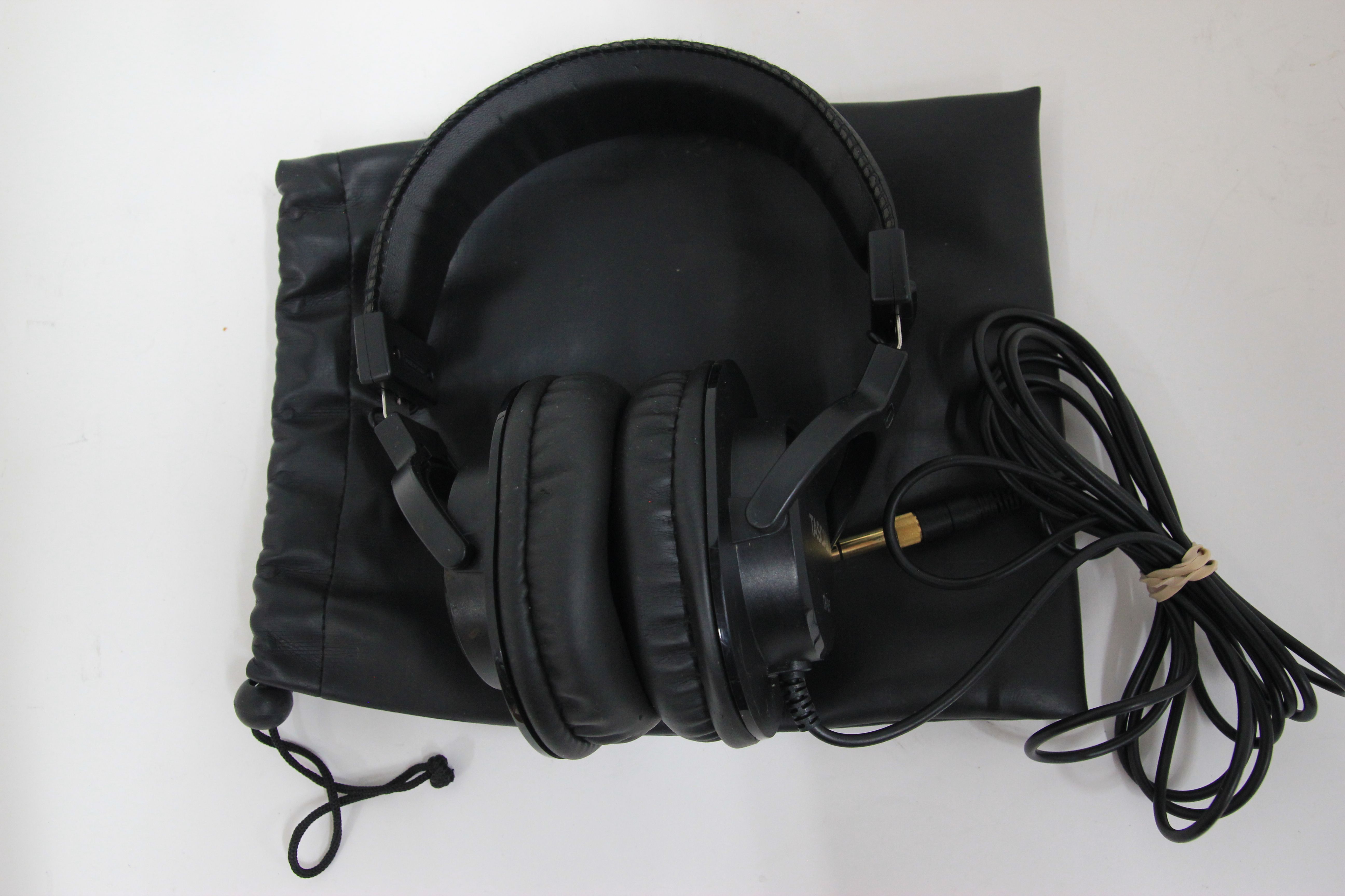 TASCAM TH-05 Wired Over-Ear Monitoring Headphones