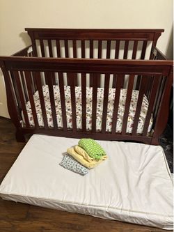 Crib with 2 mattresses and fitted crib sheets
