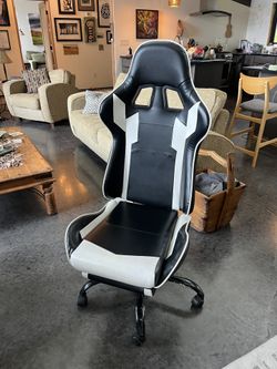 Gaming Chair With Footrest