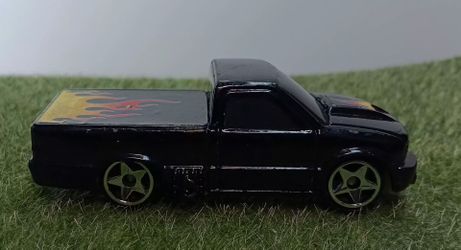 Hot Wheels 2001 Black low rider truck. (28)