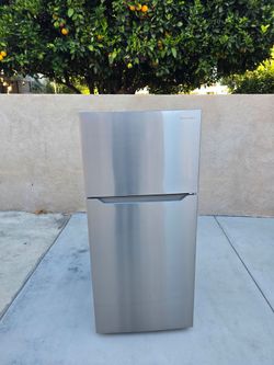28X29X60 INSIGNIA FRIDGE 14CUFT SILVER