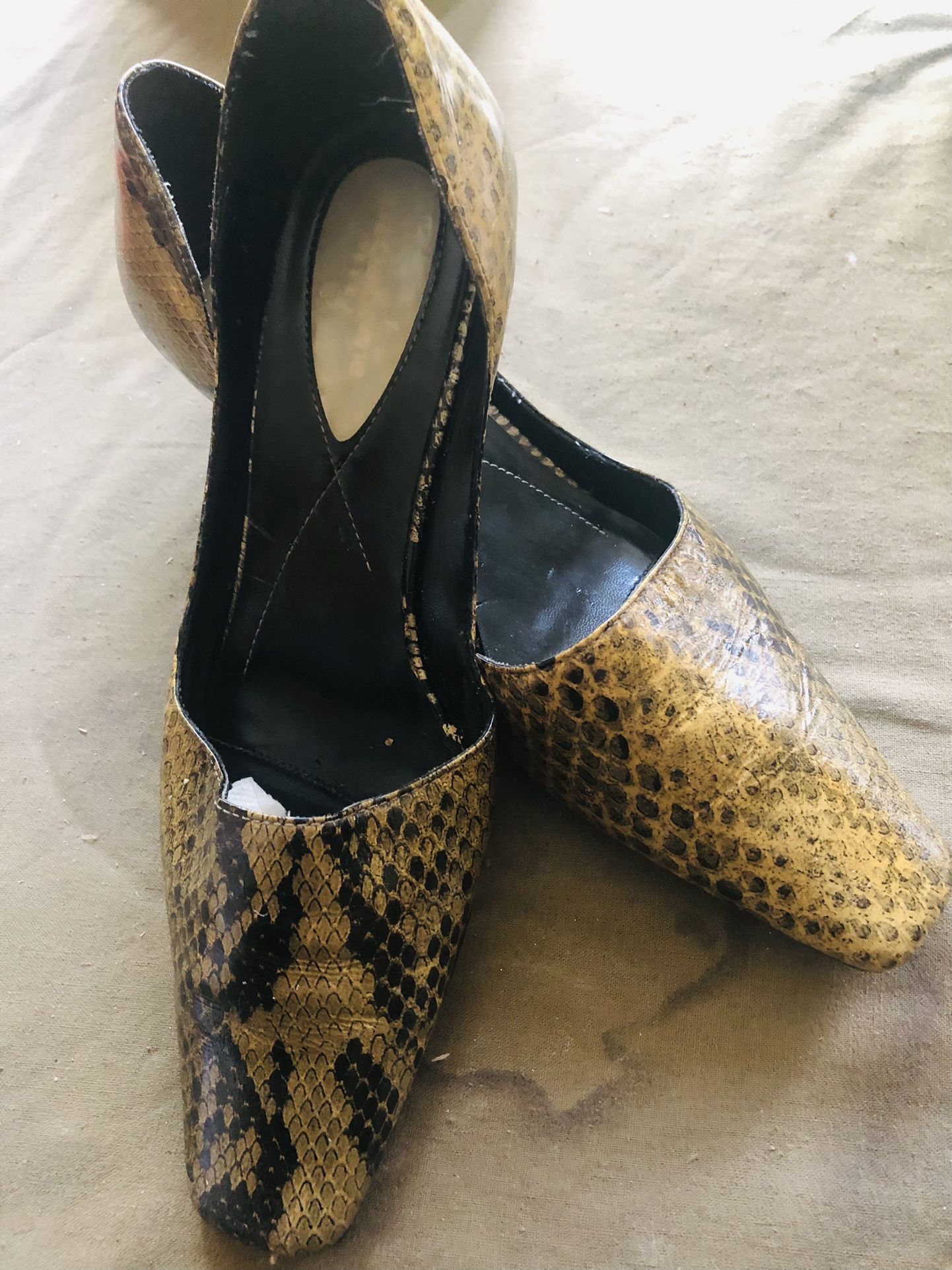 Liz Claiborne Flex Shoes With Gold Kitten Heels. Each Has Unique Reptile Leather Design. Sz 9 1/2