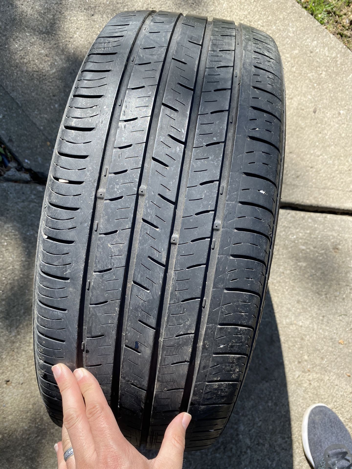 235/45R18 94V