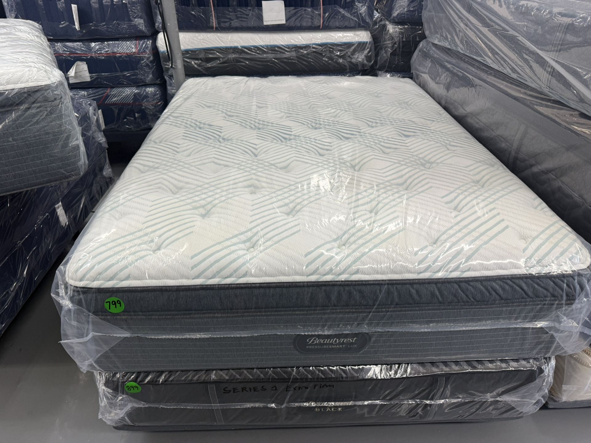 QUEEN SIZE SIMMONS BEAUTYREST PRESSUREMART PILLOW TOP MATTRESS & BOX SPRING BED SET