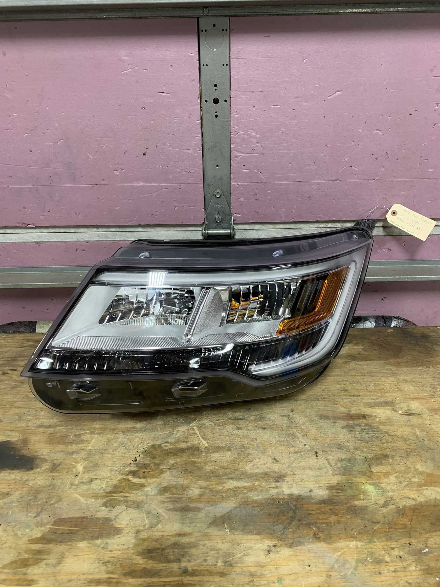 2016-2018 Ford Explorer Left side halogen headlight W/LED DRL