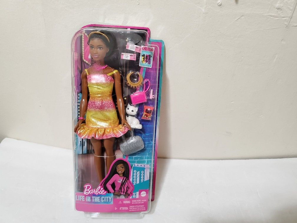 Barbie Life in the City Barbie "Brooklyn Roberts Doll & Accessories (contact info removed)7
