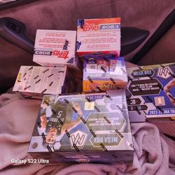 BASKETBALL NFL AND BASEBALL CARDS 