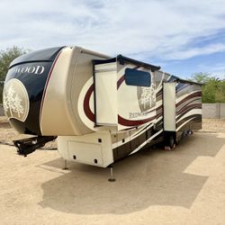 2016 redwood 38rl luxury fifth wheel with 3 slide outs excellent condition 