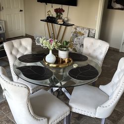 glass table with 4 chairs
