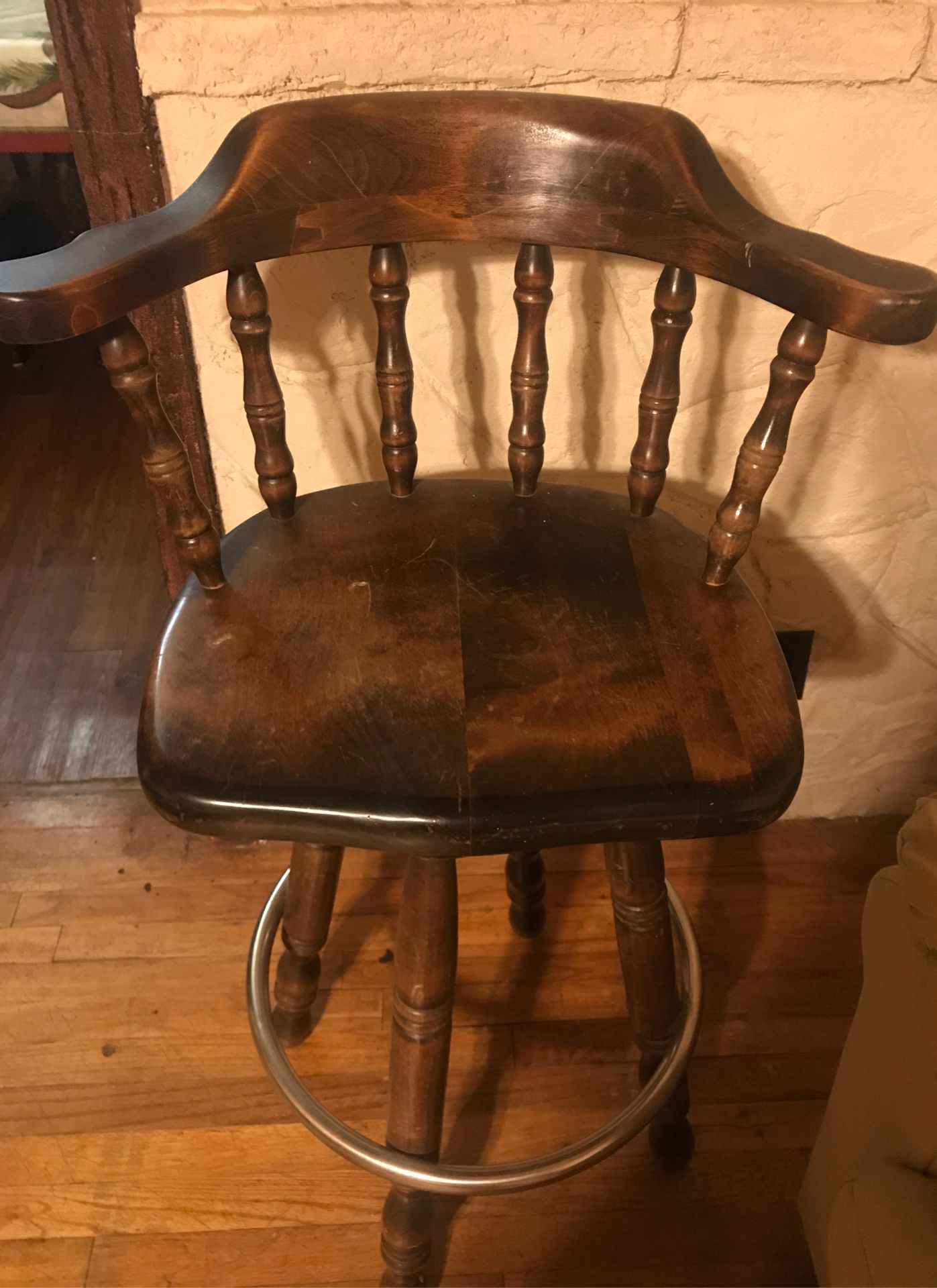 Bar stool in good working condition 25$