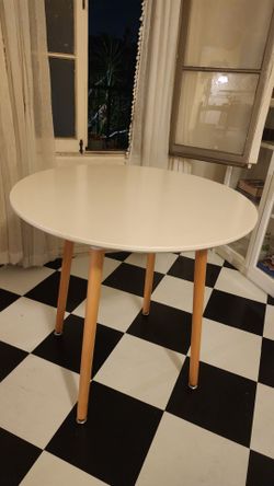 Round Dining table
