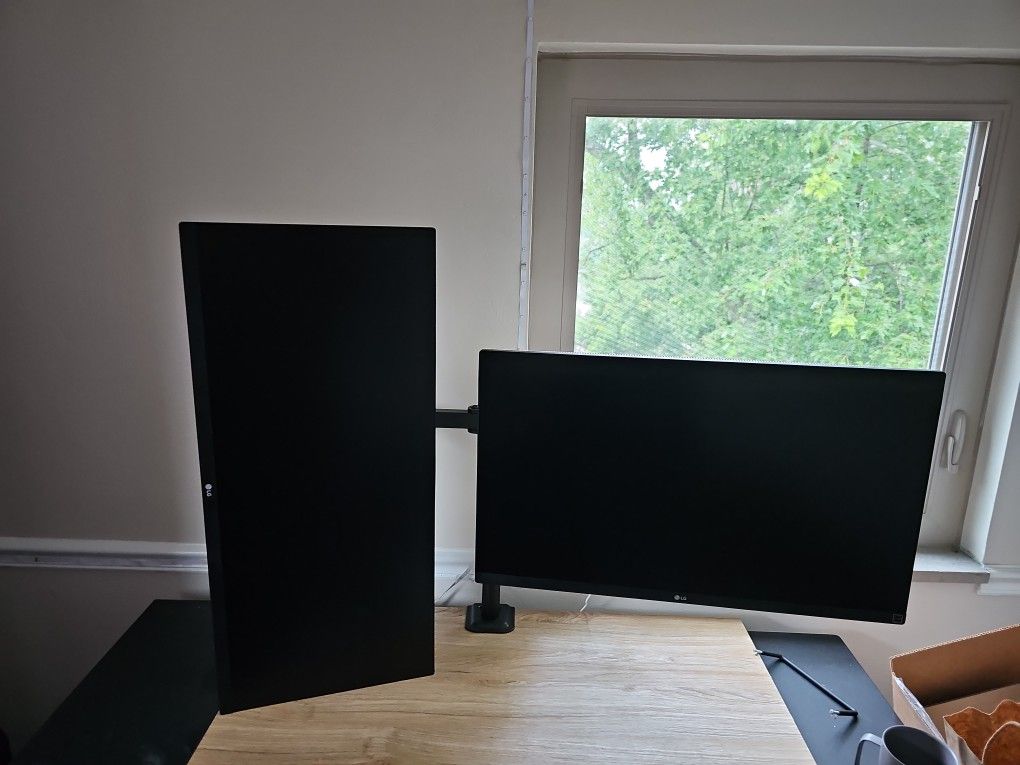 29 And 27 Inch LG 4K MONITORS WITH ALL THE ORIGINAL PACKAGING, CONNECTORS, AND BASE STAND. MOST BRAND NEW.