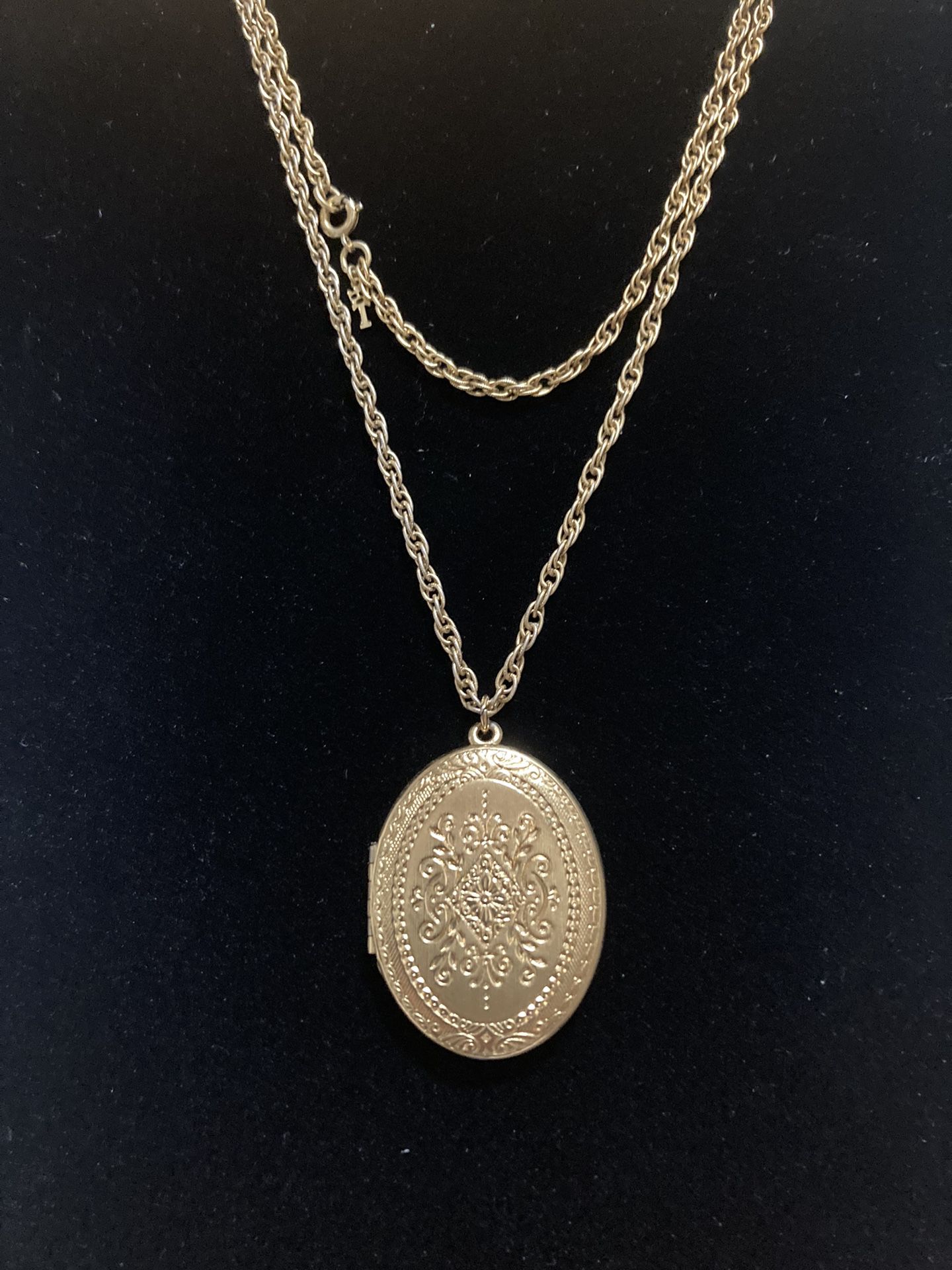 Locket Gold Tone With Chain
