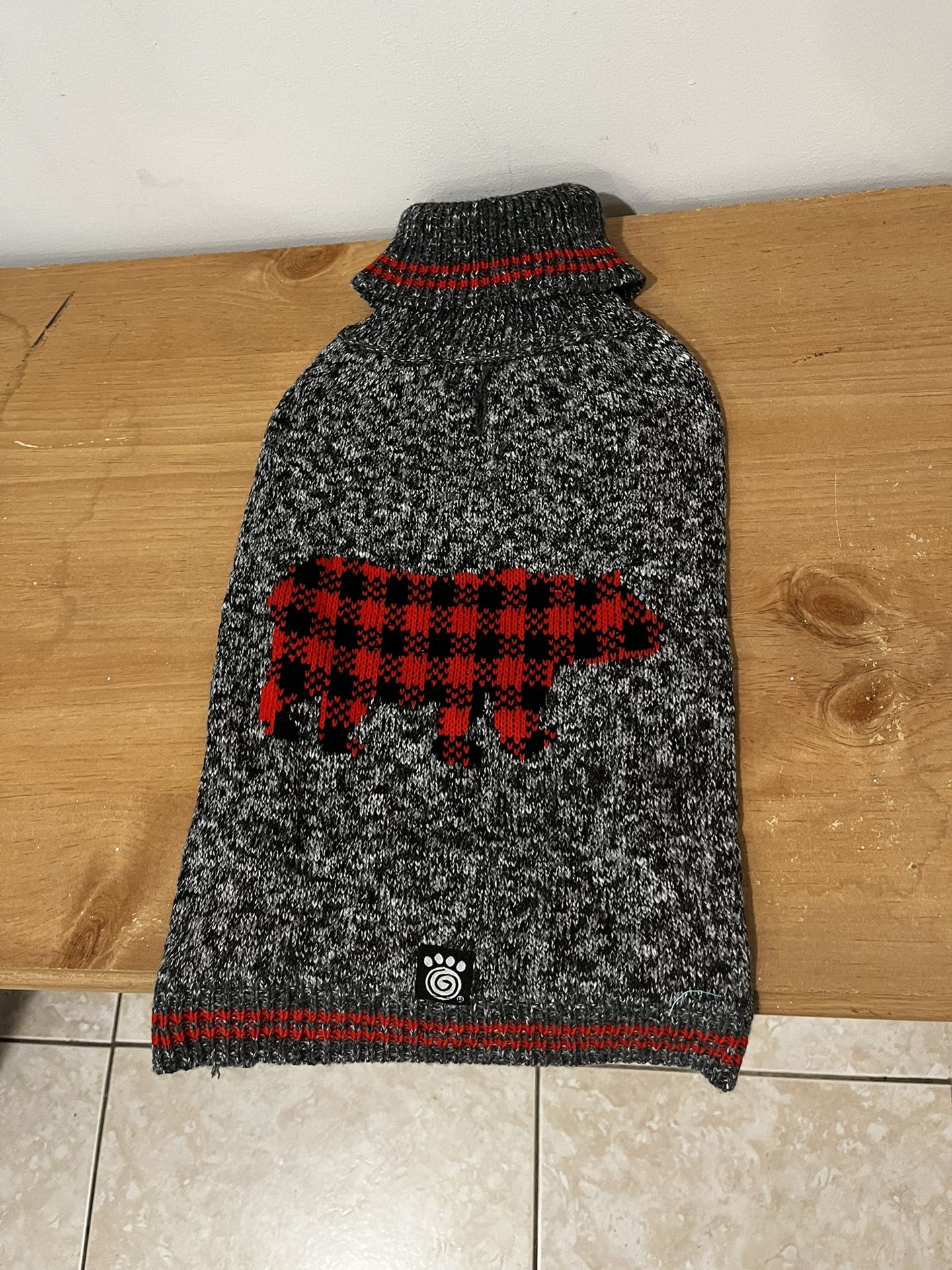 New With Tags Dog Sweater PETREAGEOUS Size M 14”-17”…Girth 22”…Weight Up To 20-35lbs…Cozy And Confy…$15