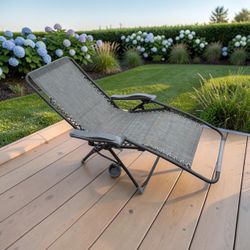 Zero Gravity Reclining Outdoor Camping Pool Beach Sun Chair! Easy to fold! Good condition!