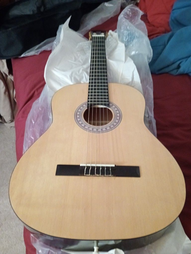 New Beginners Guitar Was Asking 75 I'll Take $40 No Less