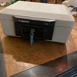 Safe, Sentry 1100, Fireproof, W/key