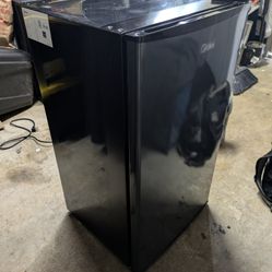 Mini fridge 
