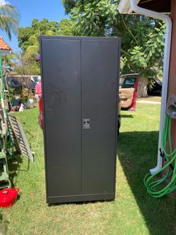 Cabinet metal with casters and key