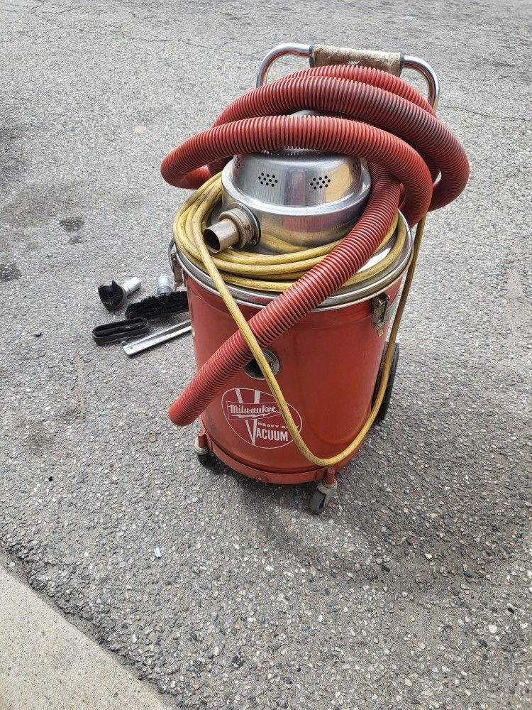 MILWAUKEE 8912 WET AND DRY INDUSTRIAL VACUUM CLEANER