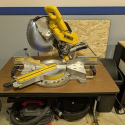 DeWalt Saw And Adjustable Height Table