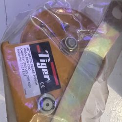  Hardtop Hoist new in box in original packaging   ~ remove your convertible's hard-top with ease!   If you own a convertible and a hardtop to go along