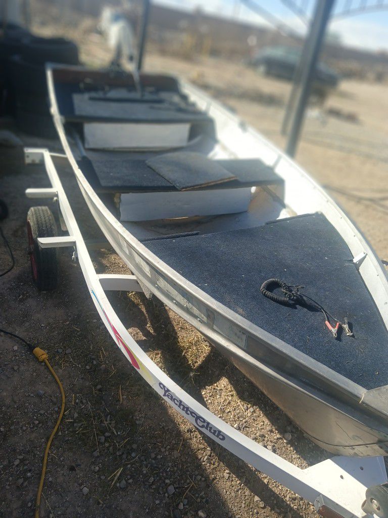 fishing boat  trailer tiene titulo ...el bote no pofemos negociar