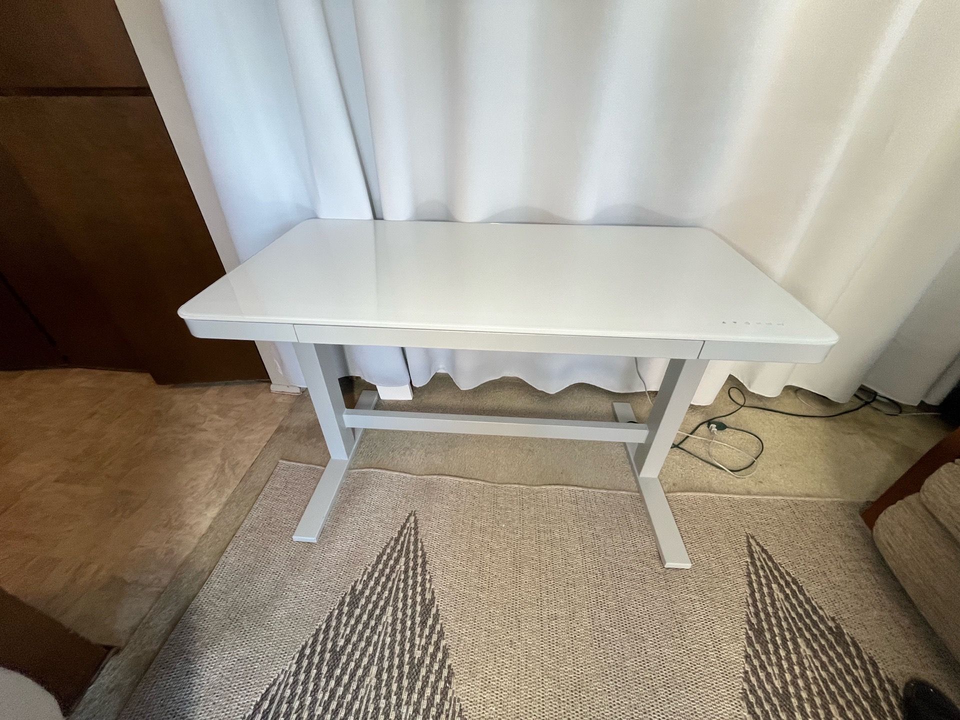 Tresanti Geller 47” Adjustable Height Desk. A little used but great condition. Sea photos.
