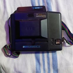 Vintage Kodamatic 960 Instant Camera w Electronic Flash Working. With Strap